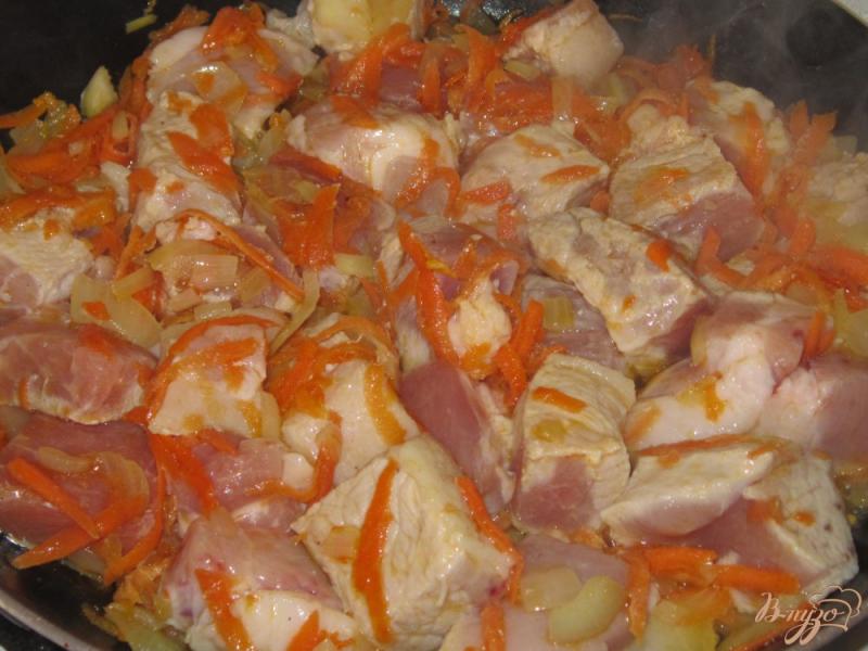 Фото приготовление рецепта: Свинина тушеная с кукурузой шаг №3