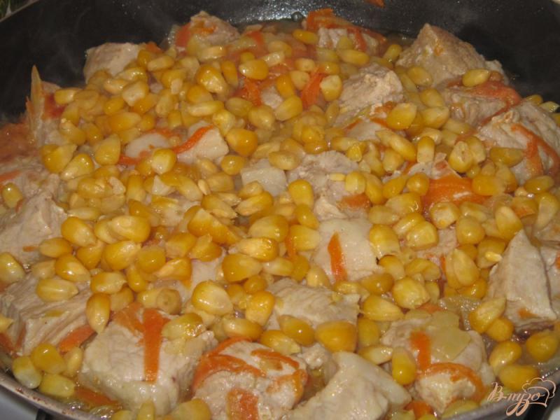 Фото приготовление рецепта: Свинина тушеная с кукурузой шаг №4