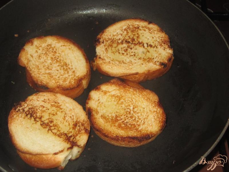 Фото приготовление рецепта: Гренки с сырно-печеночным паштетом шаг №2