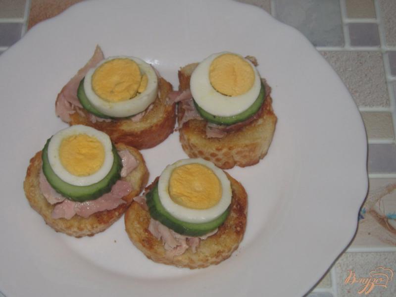 Фото приготовление рецепта: Гренки  с яйцом, огурцом и копченым окорочком шаг №4