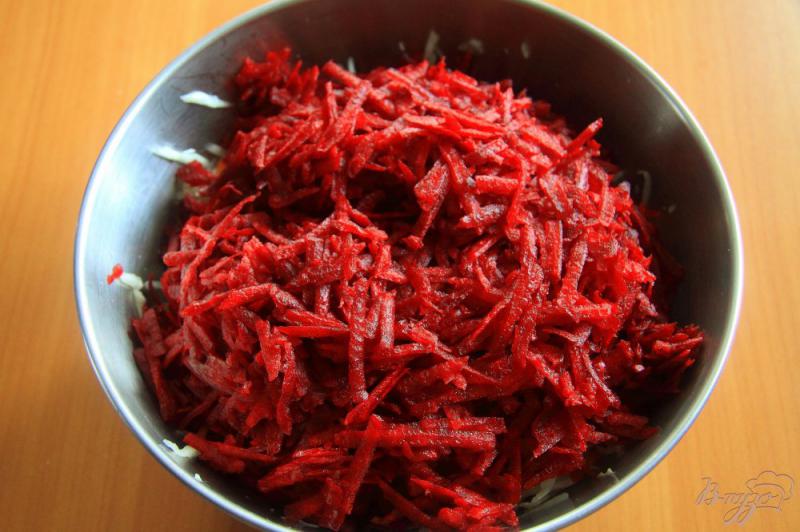 Фото приготовление рецепта: Салат «Витаминный» из сырой свеклы, моркови и капусты шаг №4