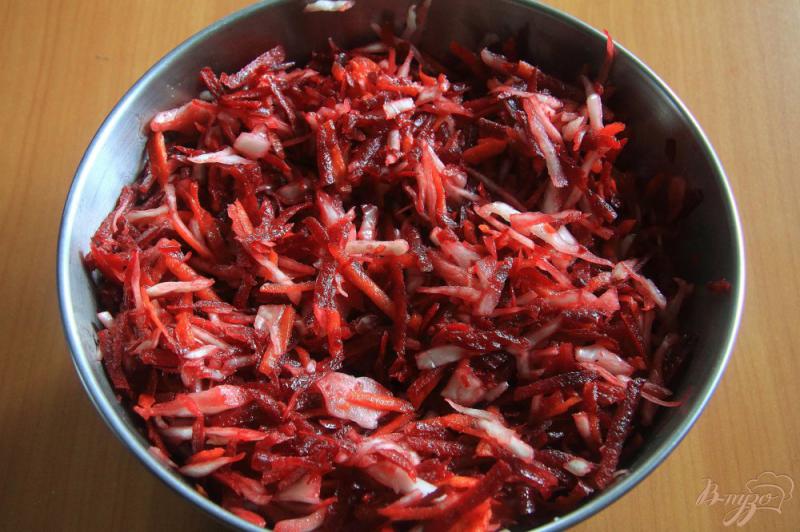 Фото приготовление рецепта: Салат «Витаминный» из сырой свеклы, моркови и капусты шаг №5