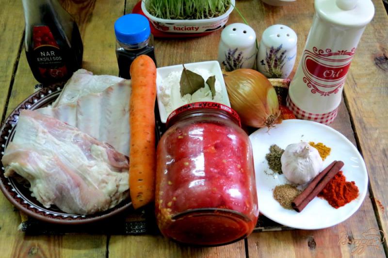 Фото приготовление рецепта: Телячьи рёбрышки с луком и помидорами шаг №1