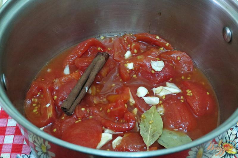 Фото приготовление рецепта: Телячьи рёбрышки с луком и помидорами шаг №7