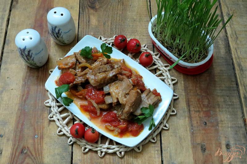 Фото приготовление рецепта: Телячьи рёбрышки с луком и помидорами шаг №10