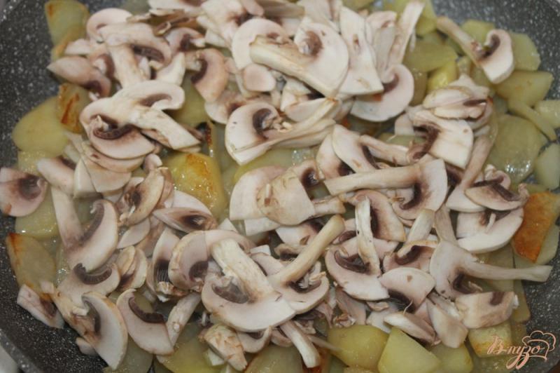 Фото приготовление рецепта: Жаренный картофель с грибами и свининой шаг №2