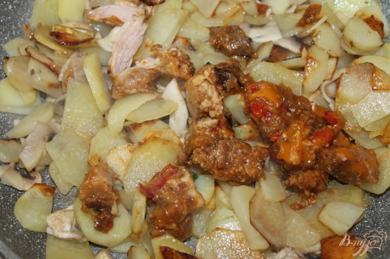 Фото приготовление рецепта: Жаренный картофель с грибами и свининой шаг №3