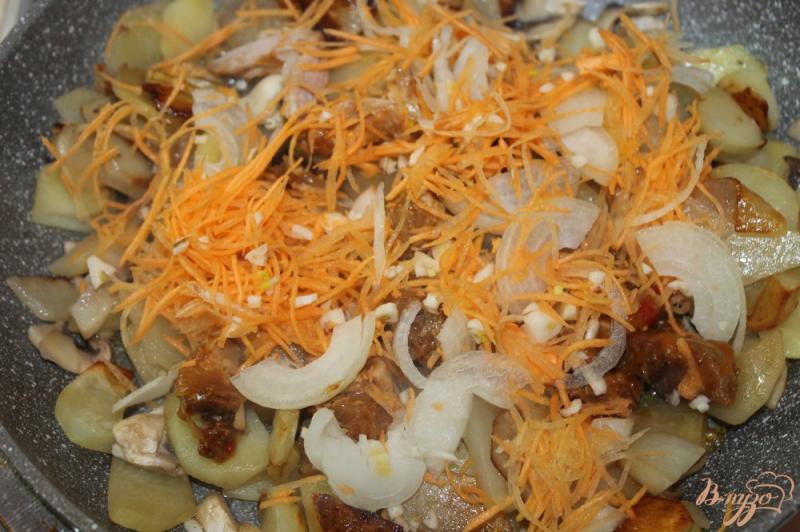 Фото приготовление рецепта: Жаренный картофель с грибами и свининой шаг №4