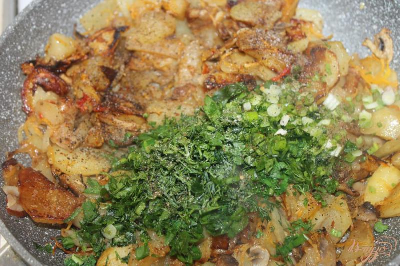 Фото приготовление рецепта: Жаренный картофель с грибами и свининой шаг №5