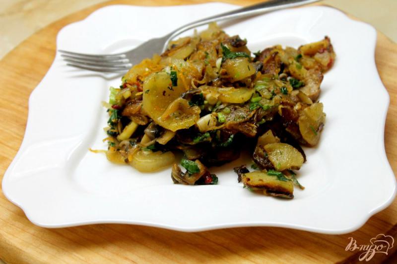 Фото приготовление рецепта: Жаренный картофель с грибами и свининой шаг №6
