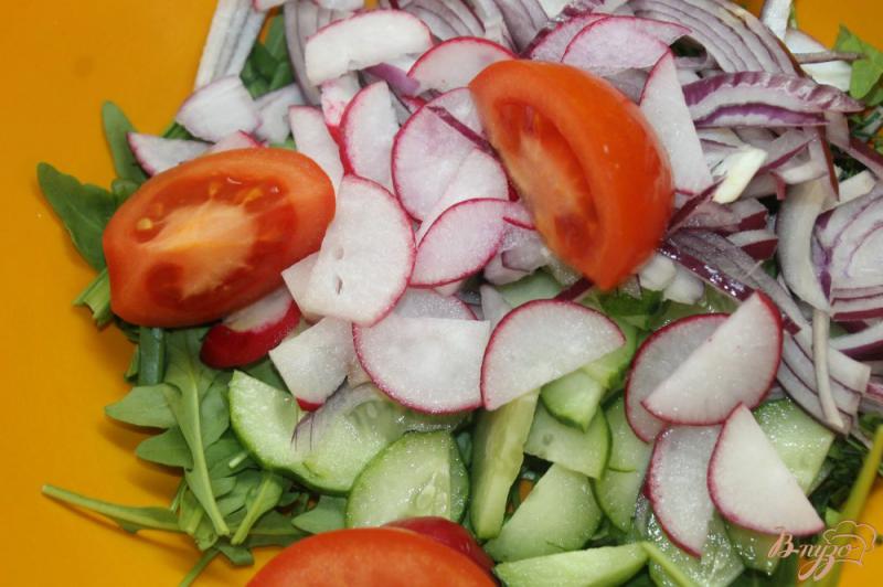 Фото приготовление рецепта: Витаминный салат с весенней рукколой шаг №3