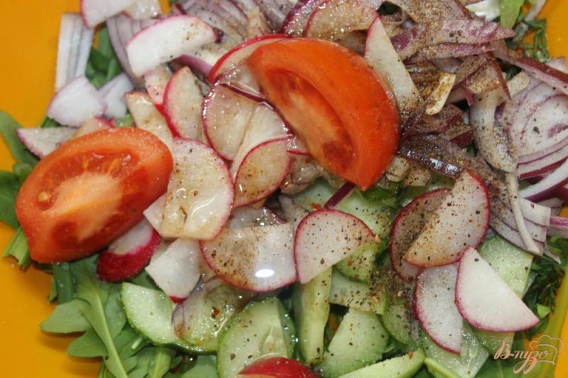 Фото приготовление рецепта: Витаминный салат с весенней рукколой шаг №4