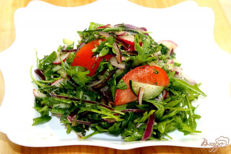Фото приготовление рецепта: Витаминный салат с весенней рукколой шаг №5