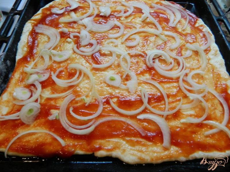 Фото приготовление рецепта: Пицца с мясом, колбасой и грибами шаг №8