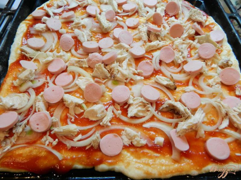 Фото приготовление рецепта: Пицца с мясом, колбасой и грибами шаг №9