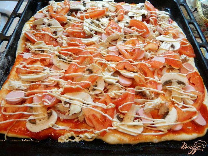 Фото приготовление рецепта: Пицца с мясом, колбасой и грибами шаг №10