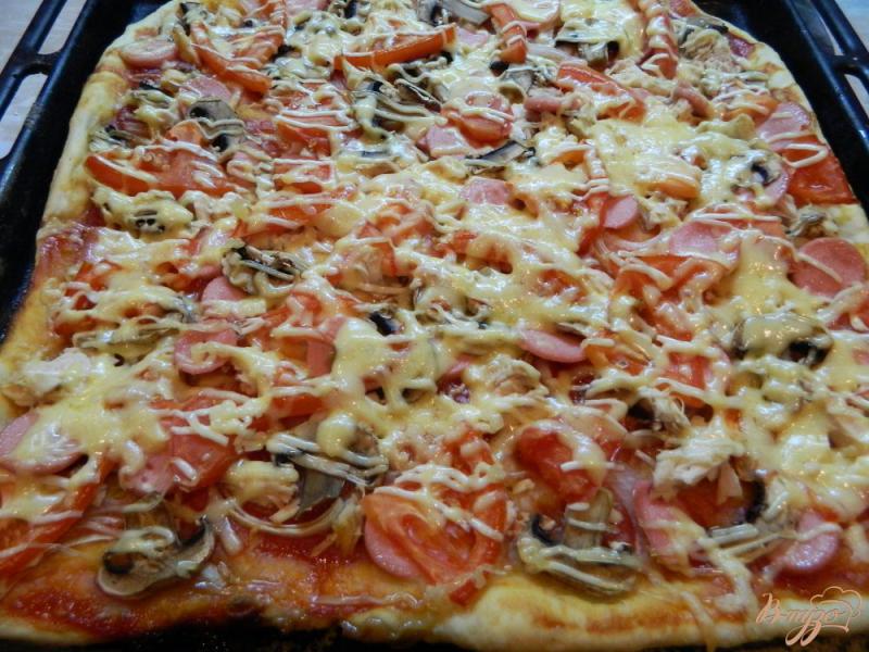 Фото приготовление рецепта: Пицца с мясом, колбасой и грибами шаг №11