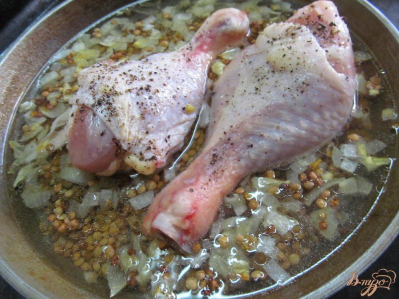 Фото приготовление рецепта: Курица с чечевицей шаг №4