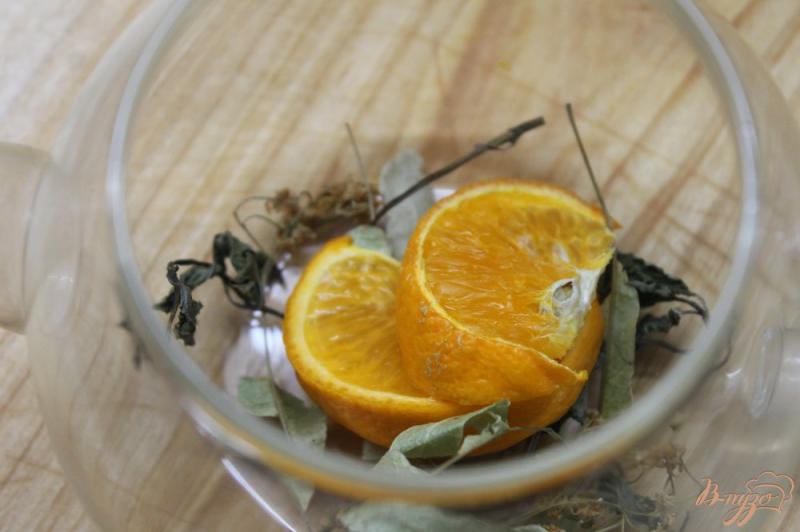 Фото приготовление рецепта: Мятный чай с цветками липы и фруктами шаг №2