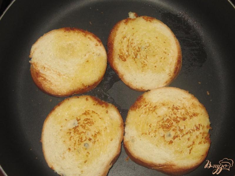 Фото приготовление рецепта: Гренки с тостерным сыром и копченой куриной грудкой шаг №2