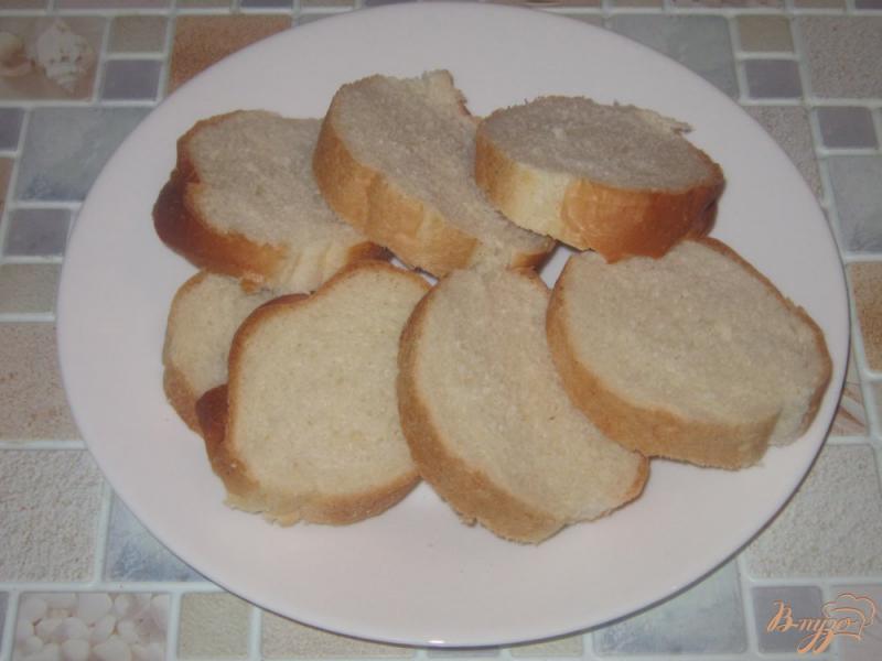Фото приготовление рецепта: Гренки с тостерным сыром и копченой куриной грудкой шаг №1