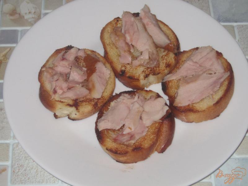 Фото приготовление рецепта: Гренки с тостерным сыром и копченой куриной грудкой шаг №3