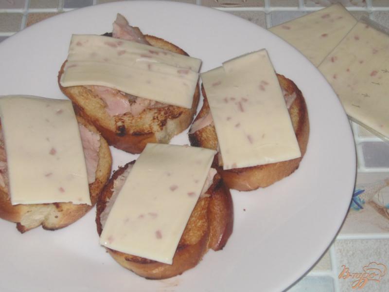 Фото приготовление рецепта: Гренки с тостерным сыром и копченой куриной грудкой шаг №4
