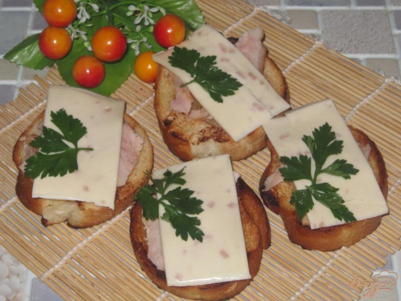 Фото приготовление рецепта: Гренки с тостерным сыром и копченой куриной грудкой шаг №5