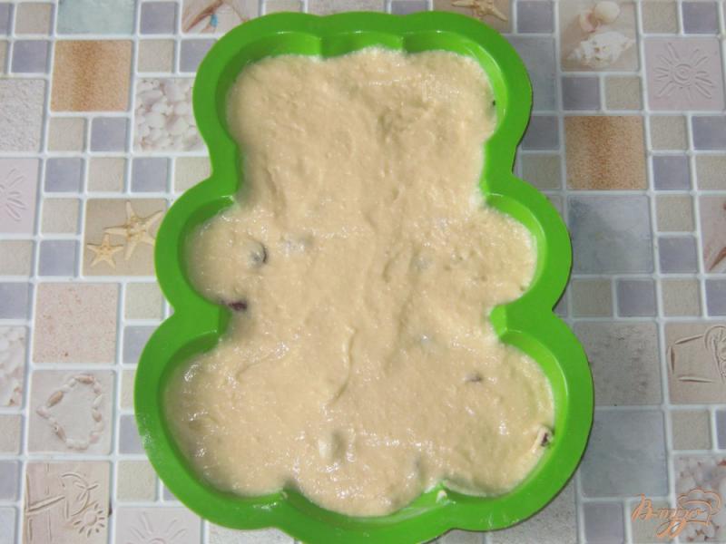 Фото приготовление рецепта: Кекс на кефире с клюквой шаг №7