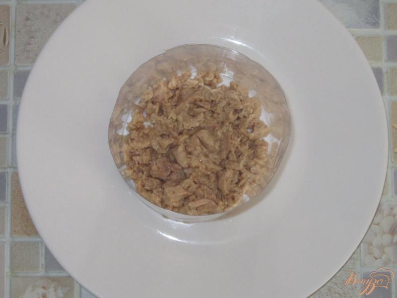 Фото приготовление рецепта: Слоеный салат с печенью трески, морковью и корнишонами шаг №2