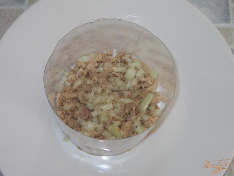 Фото приготовление рецепта: Слоеный салат с печенью трески, морковью и корнишонами шаг №3