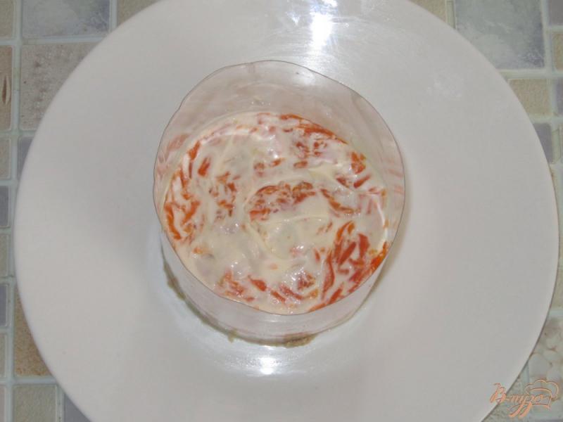 Фото приготовление рецепта: Слоеный салат с печенью трески, морковью и корнишонами шаг №5