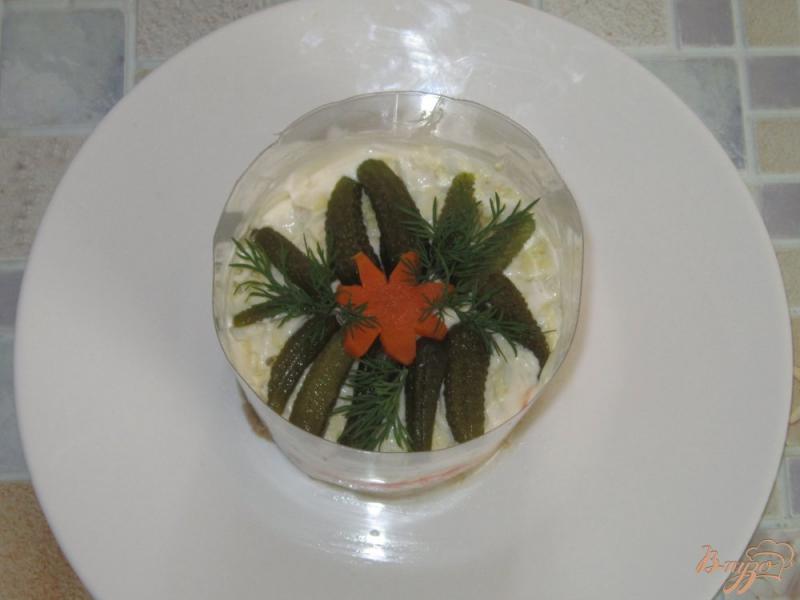 Фото приготовление рецепта: Слоеный салат с печенью трески, морковью и корнишонами шаг №7
