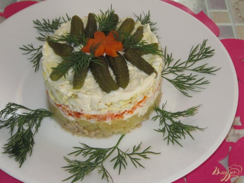Фото приготовление рецепта: Слоеный салат с печенью трески, морковью и корнишонами шаг №8