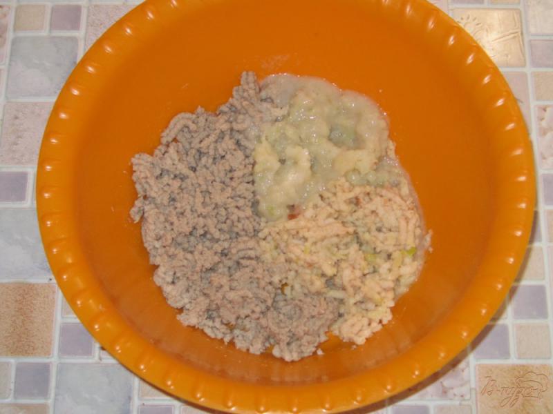 Фото приготовление рецепта: Котлеты из сазана с зеленью шаг №4
