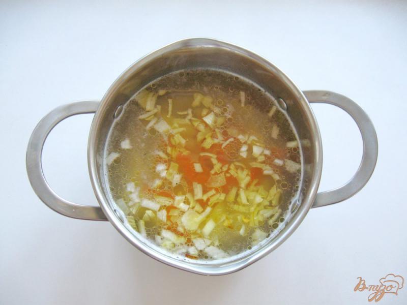 Фото приготовление рецепта: Суп с яичными блинчиками шаг №4