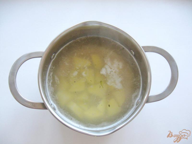Фото приготовление рецепта: Суп с яичными блинчиками шаг №3