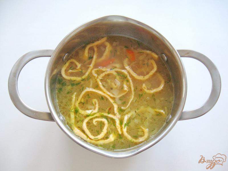 Фото приготовление рецепта: Суп с яичными блинчиками шаг №8