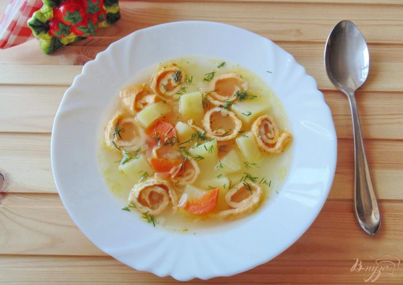 Фото приготовление рецепта: Суп с яичными блинчиками шаг №9