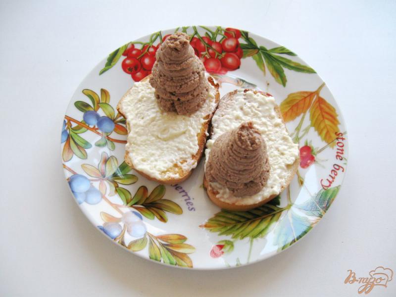Фото приготовление рецепта: Закуска из печени минтая с яйцом на тостах шаг №8