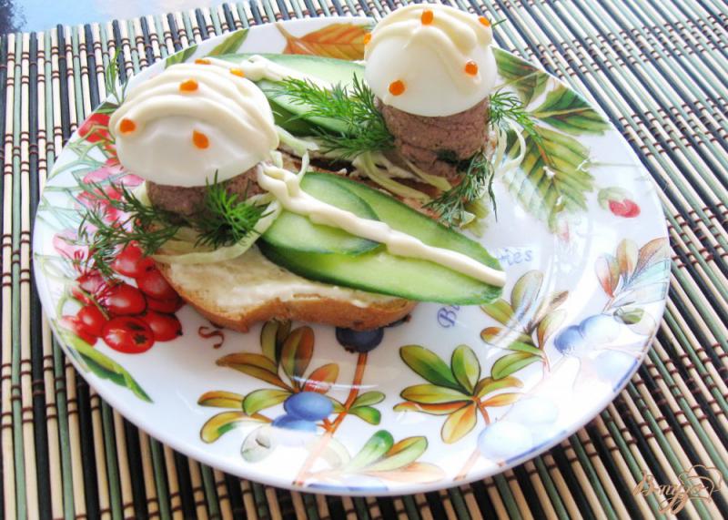 Фото приготовление рецепта: Закуска из печени минтая с яйцом на тостах шаг №9