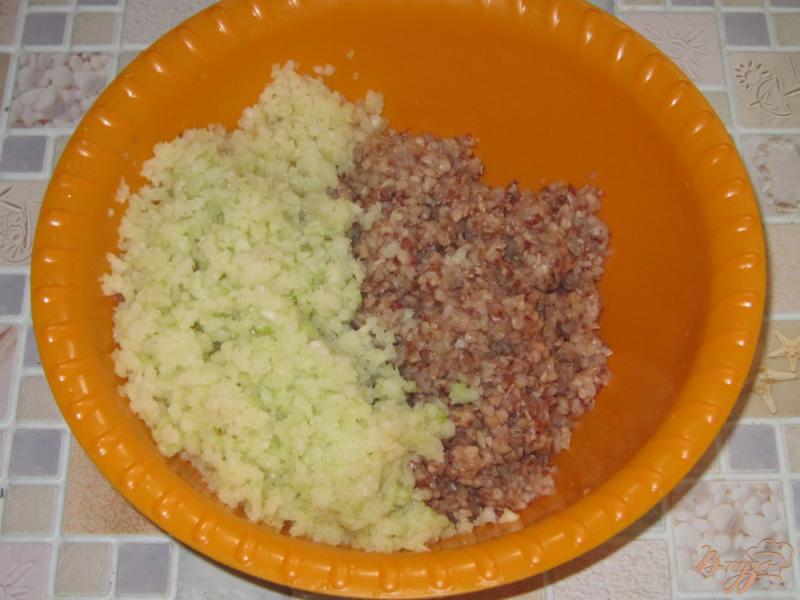 Фото приготовление рецепта: Постные гречаники с капустой в томатном соусе шаг №2