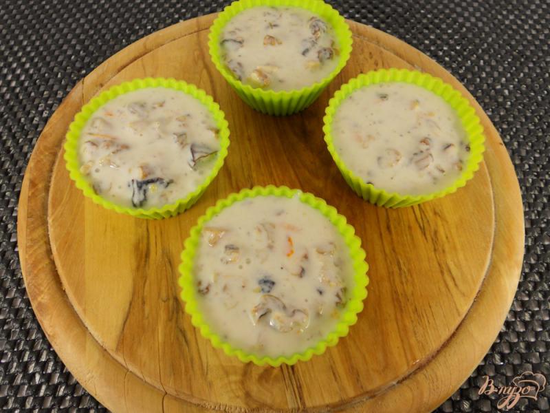Фото приготовление рецепта: Сметанный десерт с сухофруктами и орехами шаг №7