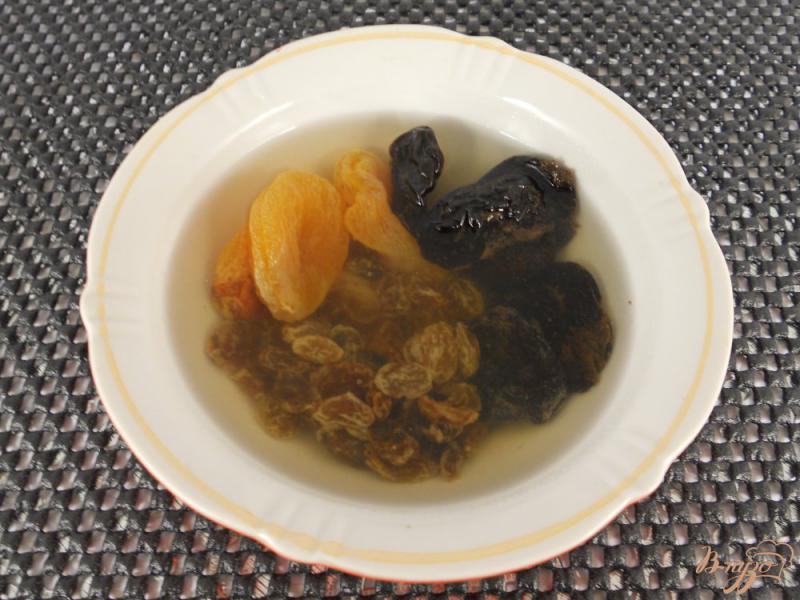Фото приготовление рецепта: Сметанный десерт с сухофруктами и орехами шаг №1