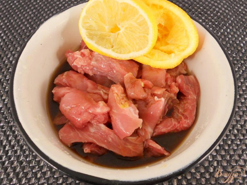 Фото приготовление рецепта: Свинина с яблоками на шпажках в соево-апельсиновом маринаде шаг №1