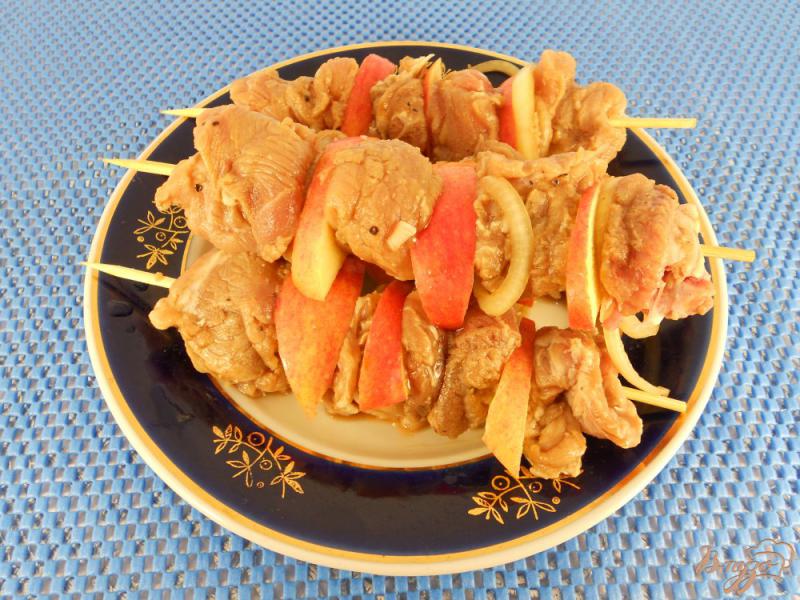 Фото приготовление рецепта: Свинина с яблоками на шпажках в соево-апельсиновом маринаде шаг №3
