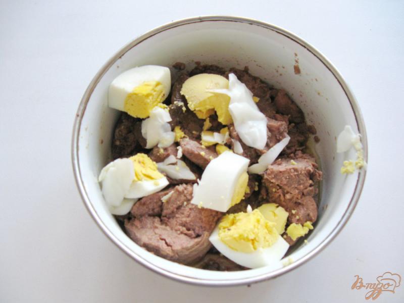 Фото приготовление рецепта: Закуска из печени минтая с яйцом на тостах шаг №5