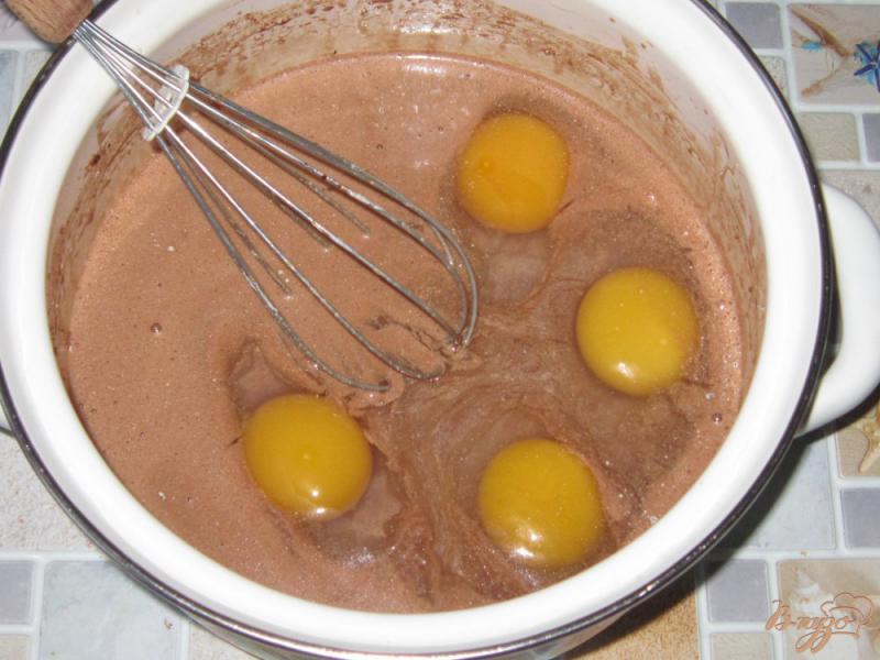 Фото приготовление рецепта: Шоколадные кексы с черносливом шаг №3