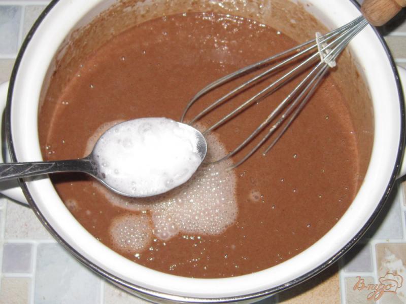 Фото приготовление рецепта: Шоколадные кексы с черносливом шаг №4