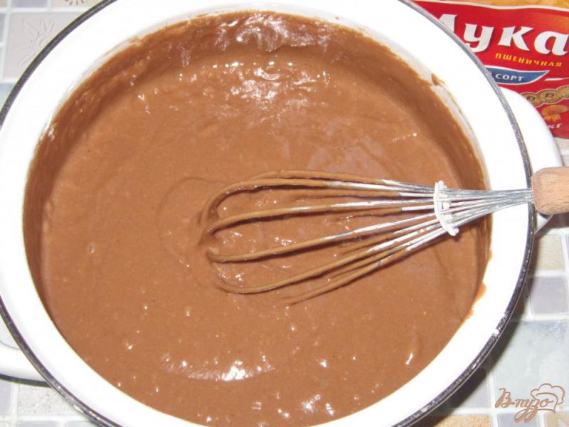 Фото приготовление рецепта: Шоколадные кексы с черносливом шаг №6